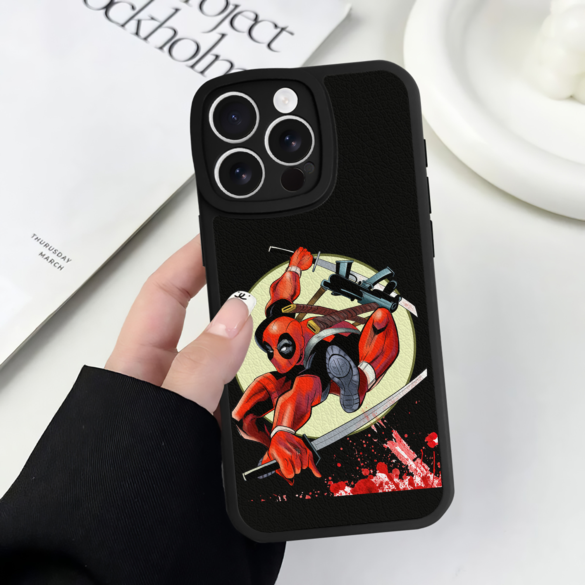 （画像用） Deadpool デッドプール 【iPhone 16シリーズ対応】シリコンスマホケース（レザー調） 材質：シリコン